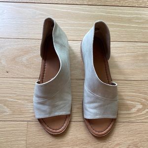 Cream open toed shoes